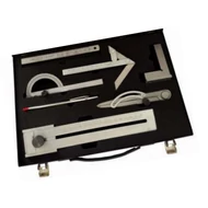 Mérőeszköz készlet, 7 részes (szögmérő, körző, vonalzó, stb.), fém kofferban MIB 01005015 Mérőeszköz készlet, 7 részes (szögmérő, körző, vonalzó, stb.), fém kofferban MIB 01005015