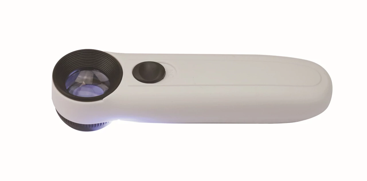 Kézi nagyító LED világítással 21mm-es lencse, 40 dioptria, AAA elemmel MIB 01005084